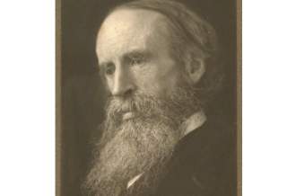 Porträt eines älteren Mannes mit langem, vollem Bart und zurückgehendem Haar, der nachdenklich nach unten blickt.