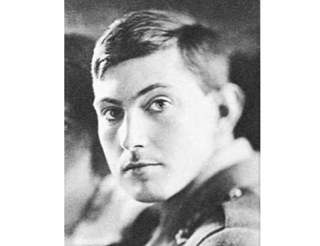 Schwarz-weiß-Porträt eines jungen Mannes mit kurzem Haar, der zur Seite blickt, bekleidet mit einer Militäruniform.