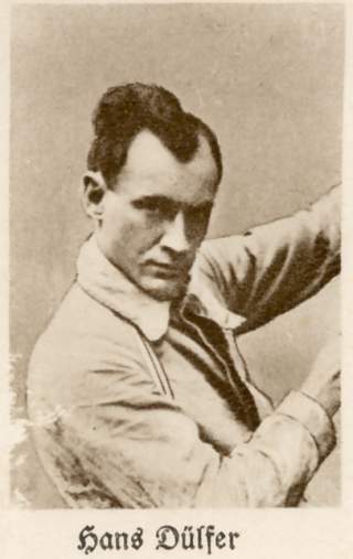 Schwarz-weiß-Porträt eines Mannes mit ernstem Gesichtsausdruck, der den Blick direkt zur Kamera richtet; darunter der Schriftzug „Hans Dülfer“.