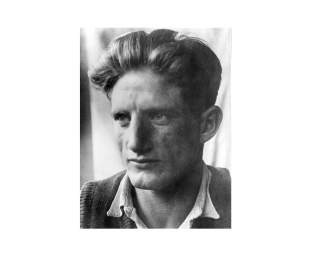 Schwarz-weiß Porträt eines jungen Mannes mit vollem Haar, der nach links blickt, bekleidet mit einem Hemd und Pullunder.