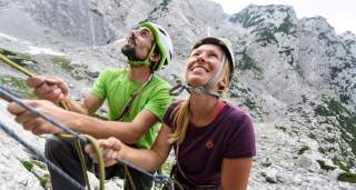 Zwei Menschen an Felswand beim Sichern