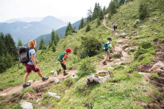 Familie mit Kindern auf Bergpfad