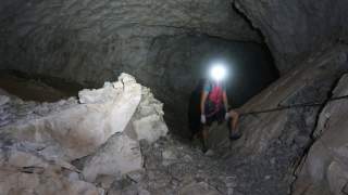 Wer die Entwicklung des modernen Klettersteigwesens geradezu unterirdisch findet, kann in der Gauerblickhöhle im Rätikon diese Empfindung real ausagieren. Foto: Andreas Jentzsch