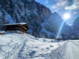 Hütte in sonniger Winteratmosphäre