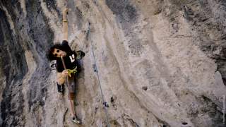 Aus dem Film Resistance Climbing - Mann mit Shisha in der Wand