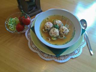 Teller mit Speckknödelsuppe