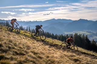 Drei Jugendliche beim Mountainbiken