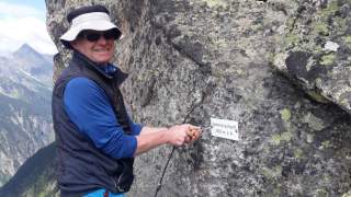 Mann bringt Wegtafel an Fels an