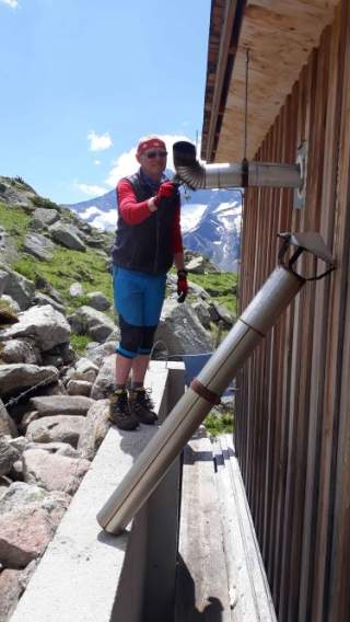 Reparatur eines Ofenrohrs an einer Hütte in den Bergen