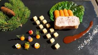 Platte mit angerichtetem Kalbsrücken und Beilagen