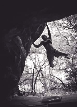 Zofia Reych bouldert am Fels.
