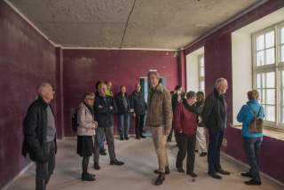 Gruppe an Menschen besichtigt Baustelle