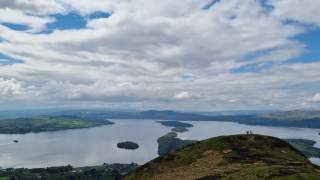 Blick von Hügel auf schottischen See