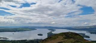 Blick von Hügel auf schottischen See