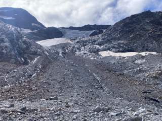 Schutt und Geröll bleiben dort zurück, wo sich der Gletscher zurückgezogen hat.