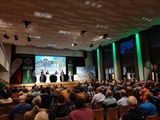 Voller Vortragssaal mit Bühne