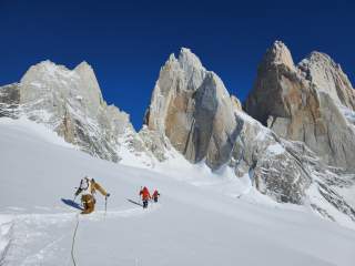 Bergsteiger spuren durch tiefen Schnee in der Fitz-Roy-Gruppe in Patagonien.