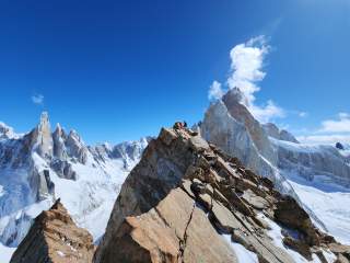 Seilschaft auf dem Gipfel, blauer Himmel, Granittürme