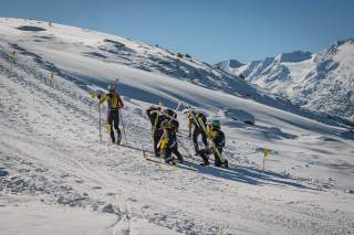 Skibergsteiger beim Sprint in der Wechselzone