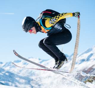 Skibergsteiger im Sprung