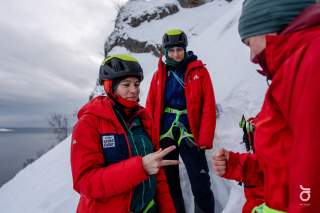 Drei Frauen im Schnee. Es wird geknobelt - worum auch immer.