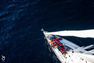 Eine Gruppe Menschen auf einem Segelboot in Norwegen.