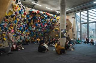 Sportler vor Kletterwand