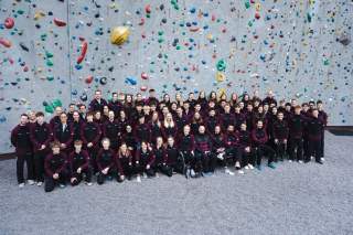 Teamfoto Klettern vor Wand