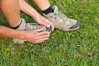 Fokus auf Beinen in Bergschuhen