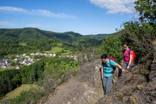Zwei Wanderinnen auf felsigem Weg