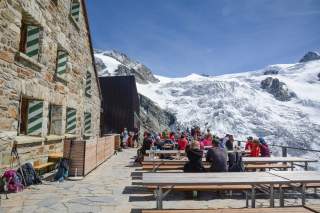 Terrasse von Berghütte mit Gletscher im Hintergrund