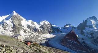 Hütte in hochalpiner Umgebung mit Gletscher