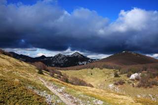 Gewitterstimmung über Berglandschaft