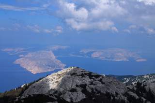 Blick vom Berggipfel auf Meer und Insel Krk
