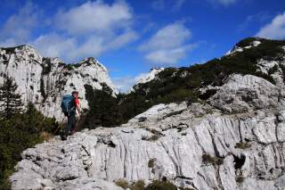 Mann wandert auf Kalkfelsen