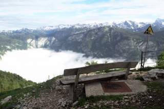 Bank mit Aussicht über Julische Alpen