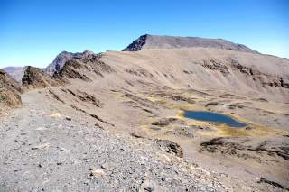 Ausblick auf karge Sierra Nevada mit kleinem See.