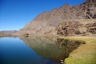 Bergsee mit Fels im Hintergrund