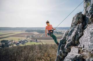 Kletterin wird abgelasse