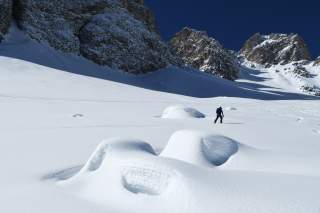 Skitourengeher in Winterlandschaft