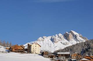Kleines Bergdorf im Winter