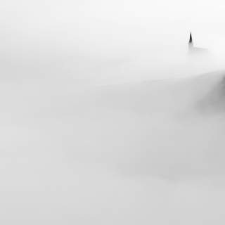 Schwarz-Weiß-Bild mit Nebel und Kapelle
