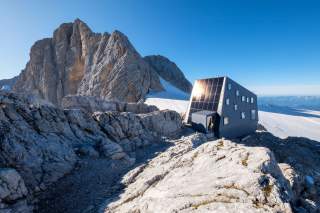 Moderne Hütte im Gebirge