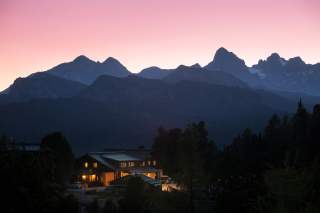 Hütte in der Abenddämmerung mit Dachstein im Hintergrund