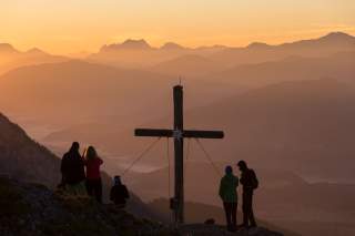Morgenstimmung am Gipfel mit Blick ins Tal