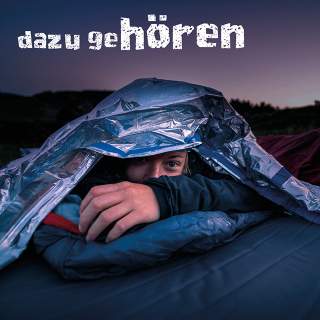 Kind schaut aus Rettungsdecke hervor