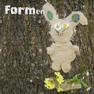Hase aus Ton an Baumrinde