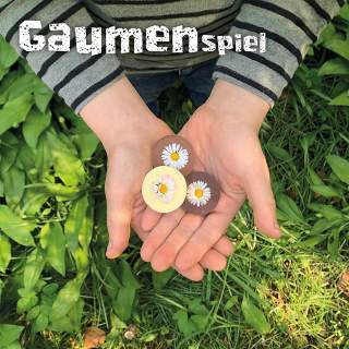 Kinderhände mit Gänseblümchen