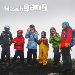 Kinder in Matschhosen