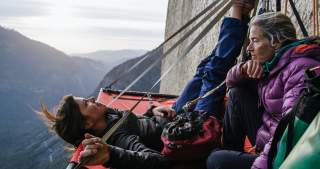 Nina Caprez (li.) und Lynn Hill pausieren im Portaledge mehrere hundert Meter über dem Boden an der Nina Caprez (li.) und Lynn Hill pausieren im Portaledge mehrere hundert Meter über dem Boden an der